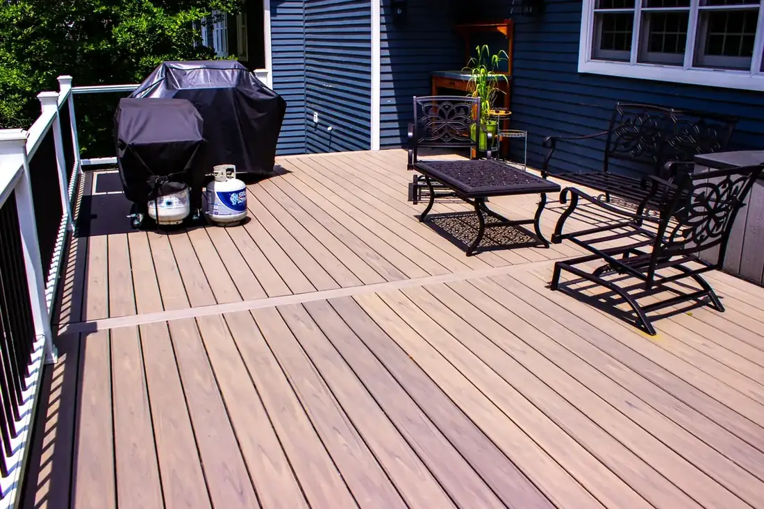 Grill zone with picture-frame border — Oasis Custom Decks